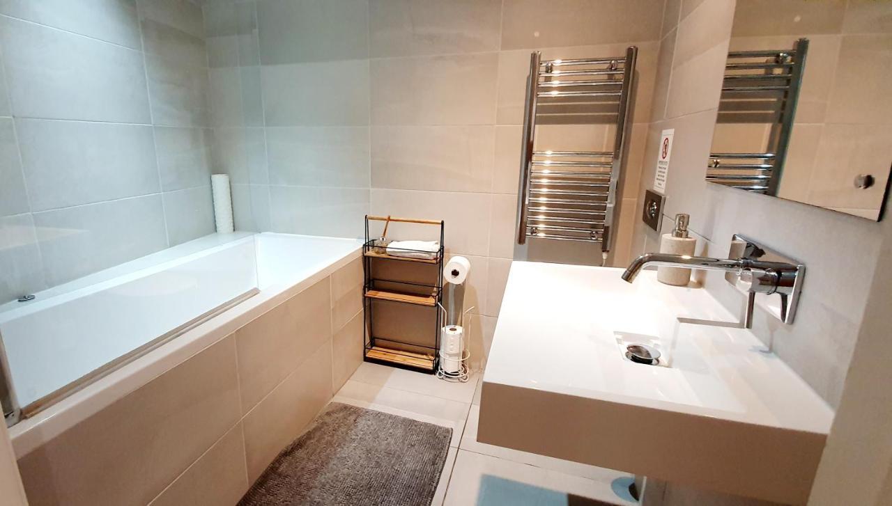 Superb 2 Beds 2 Baths New Apartment W/ Garden+Patio Bournemouth Dış mekan fotoğraf